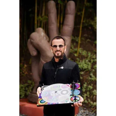 Pro-Ject Art Essential III Ringo Starr Peace Love OM10 Pro-Ject Art Essential III Ringo Starr Peace Love OM10