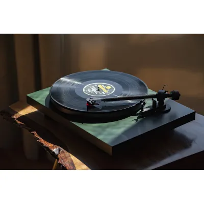 Pro-Ject Debut Carbon EVO 2M-Red Satin Green Pro-Ject Debut Carbon EVO 2M-Red Satin Green